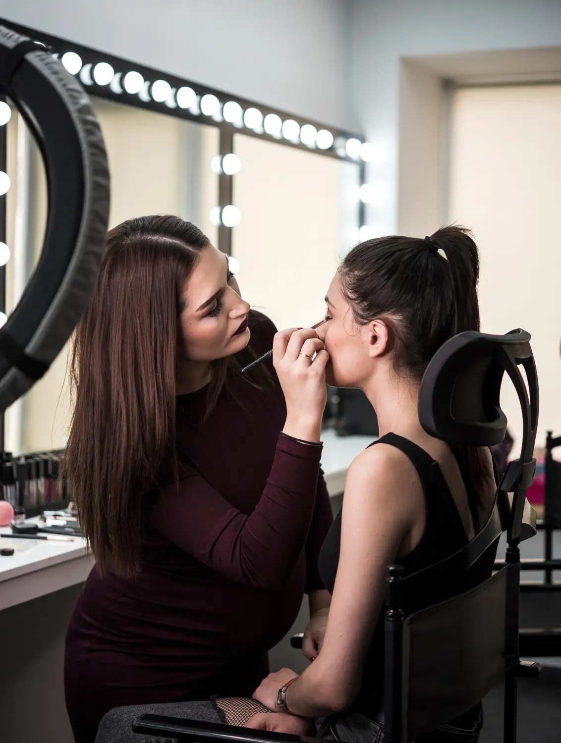 artista profesional aplicando maquillaje