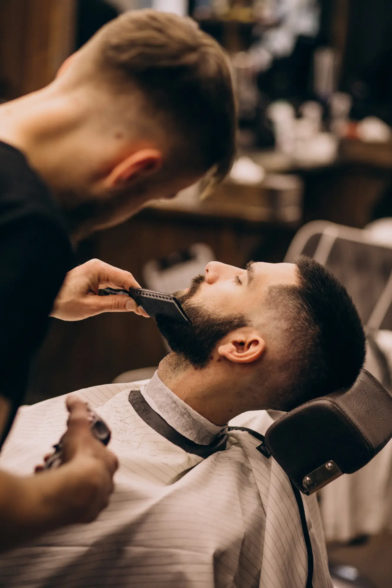 hombre salon peluqueria haciendo corte pelo barba